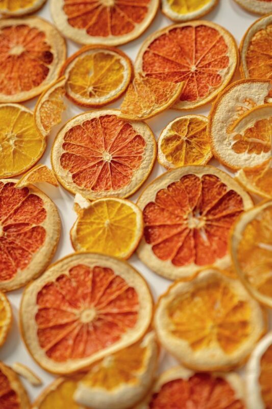 Mutfak Kültüründe ve Gastronomide Yeni Bir Soluk: Portakal Kurusu Rehberi A colorful arrangement of dried citrus fruit slices creating a vibrant texture.