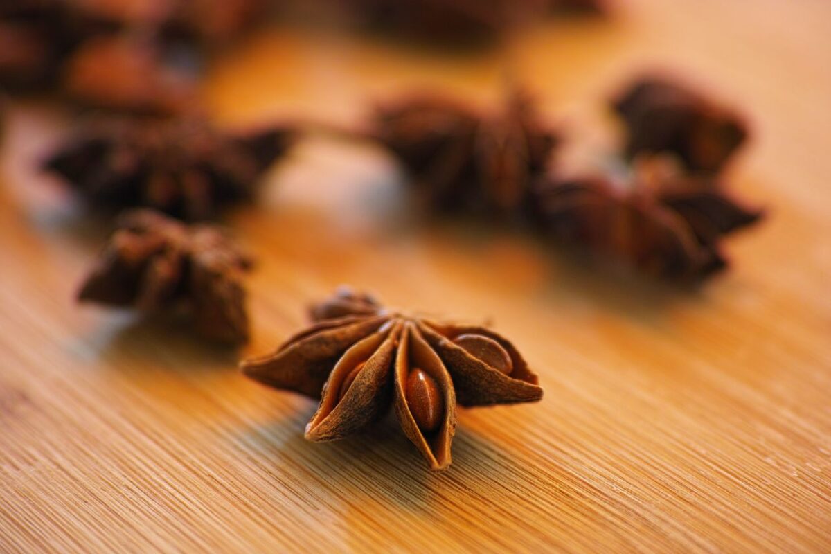 Doğanın Estetik Hazinesi: Yıldız Anason Hakkında Kapsamlı Rehber Close-up of star anise spice on a wooden surface, showcasing its texture and detail.
